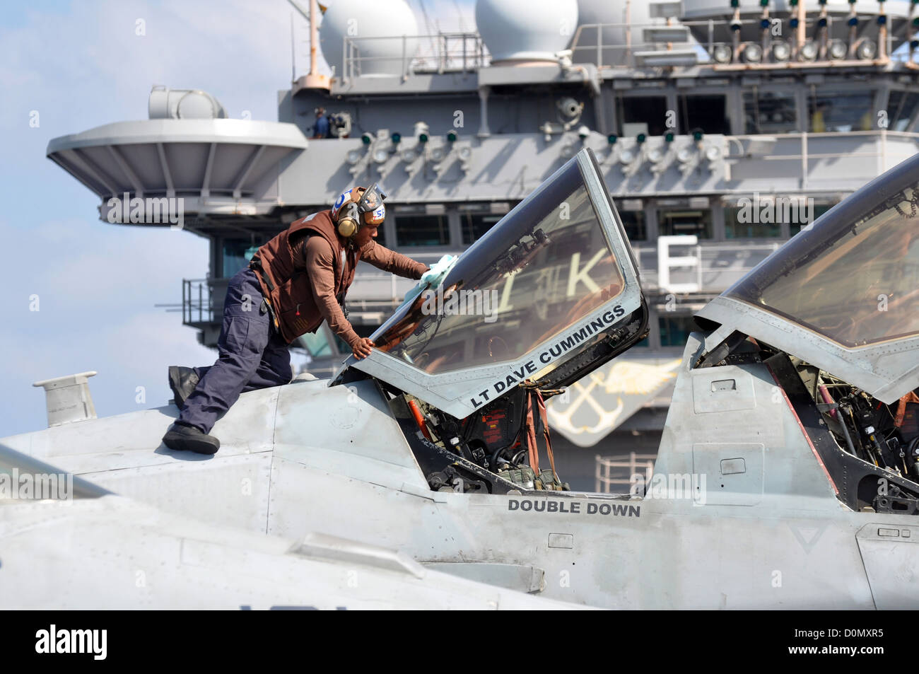 L'aviatore Jay Abraham del VAQ-140 pulisce il tettuccio di un EA-6B Prowler a bordo della USS Dwight D. Eisenhower (CVN 69), garantendo la preparazione degli aeromobili per le operazioni di volo. Foto Stock