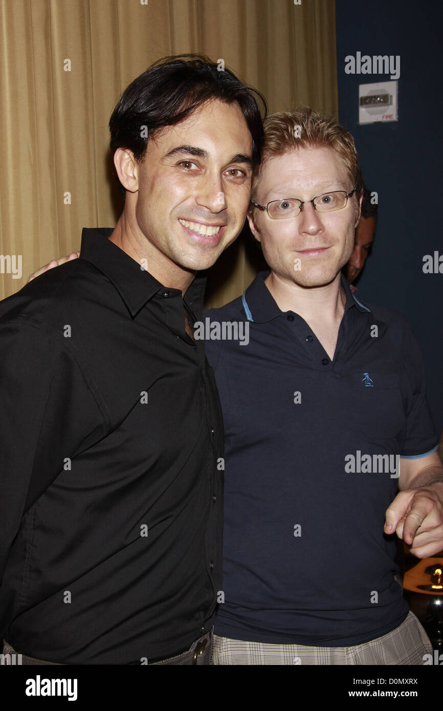 Ryan Duncan e Anthony Rapp apertura notturna del Off-Broadway produzione di "Essa deve essere lui' a Peter J. Sharp Theatre. Foto Stock