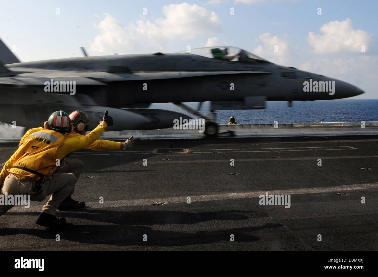 Gli ufficiali di lancio e recupero degli aerei della USS Dwight D. Eisenhower lanciano un F/A-18C Hornet dal ponte di volo, come parte delle operazioni dello Strike Fighter Squadron 131 nell'area di responsabilità della 5th Fleet. Foto Stock