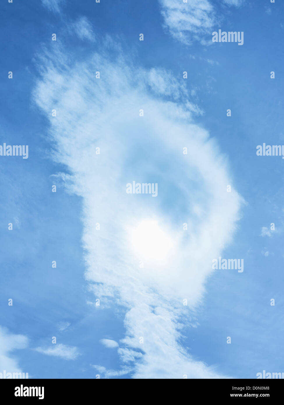 Sole che splende attraverso le nuvole Foto Stock