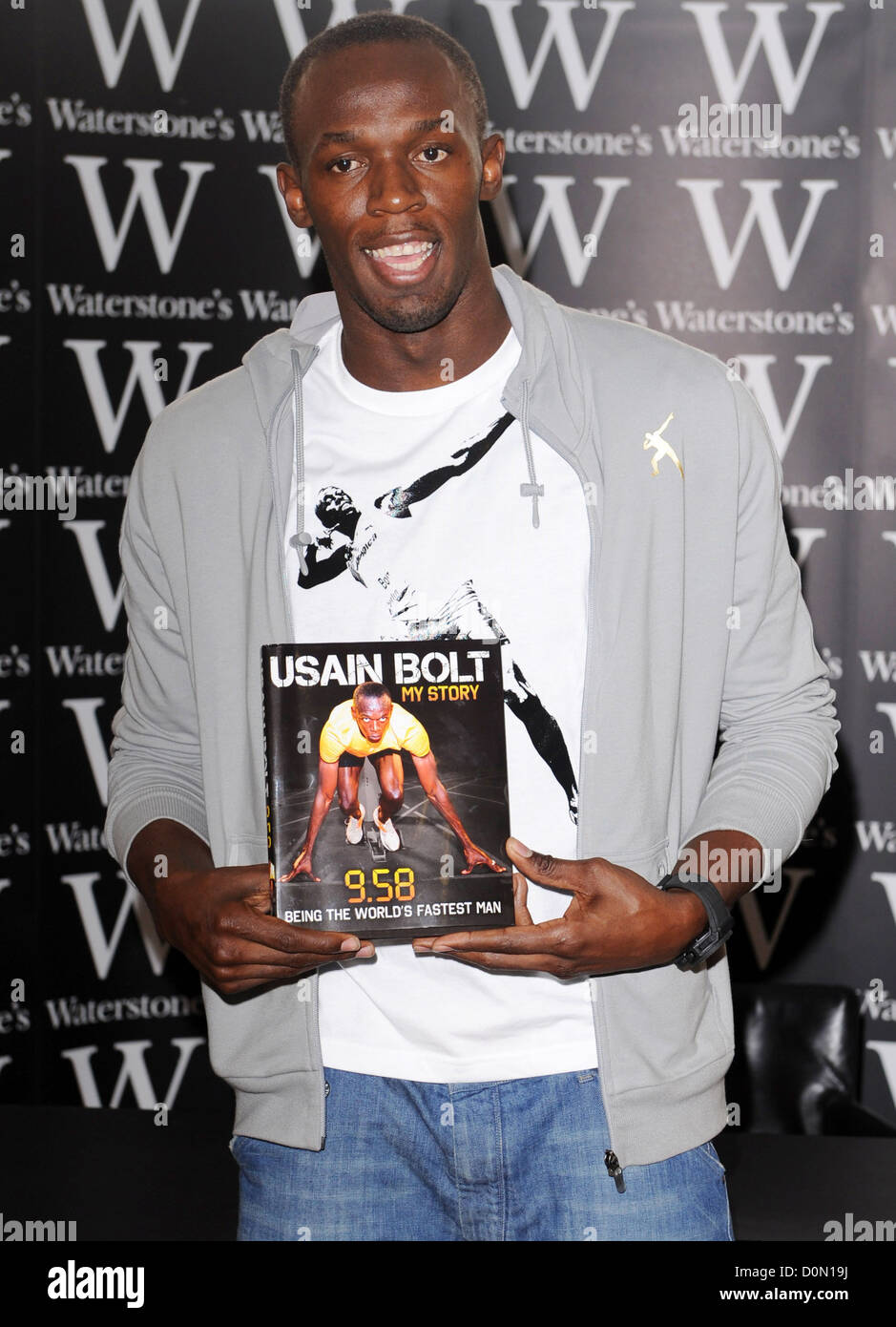 Usain Bolt segni le copie del suo libro "9,58" a Waterstone di Piccadilly. Londra, Inghilterra Foto Stock
