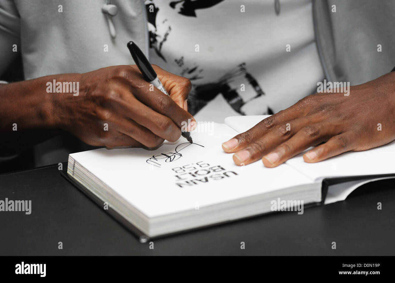 Usain Bolt segni le copie del suo libro "9,58" a Waterstone di Piccadilly. Londra, Inghilterra - 02.09.10 Foto Stock