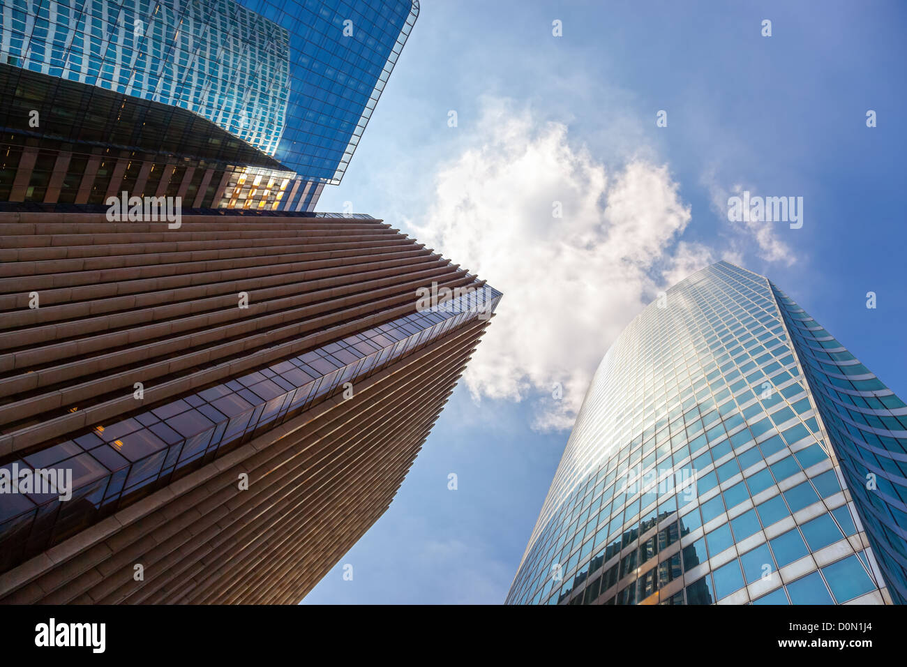 Grattacieli contro un cielo blu, vista dal basso verso l'alto. Foto Stock