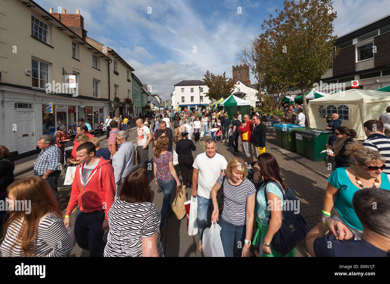 La folla in strada a Abergavenny Food Festival, Wales, Regno Unito Foto Stock