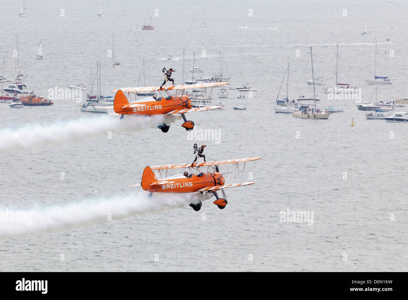 Display di volo da due Breitling del biplano con l'ala scuotipaglia . Foto Stock