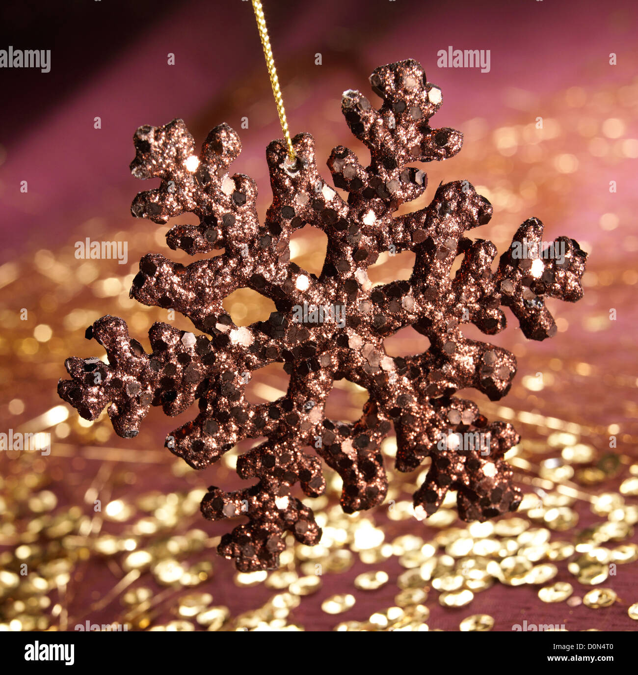 Natale marrone decorative simbolo del fiocco di neve con sfondo blured Foto Stock