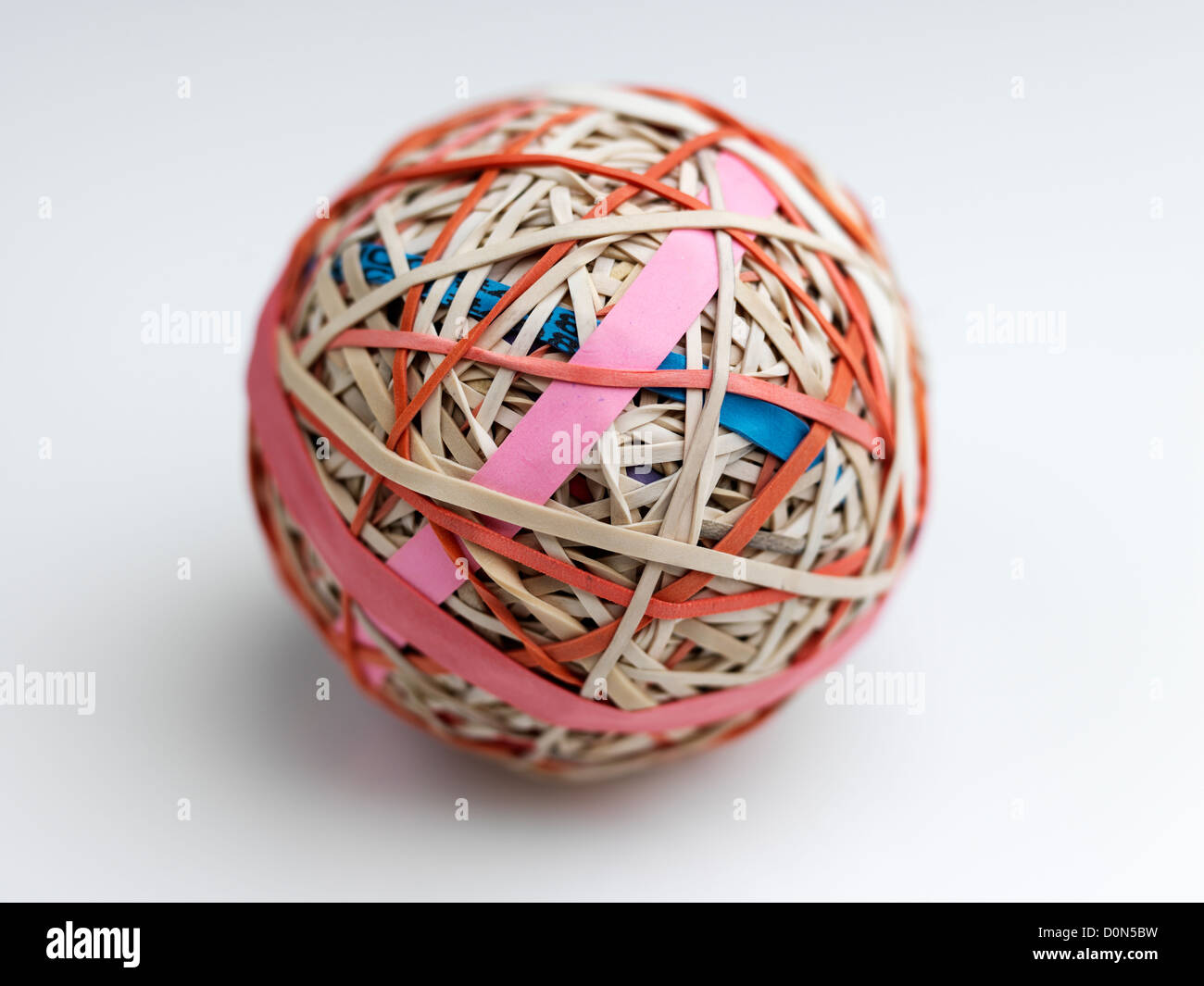La banda di gomma a sfera sfera, costituito da bande di gomma avvolto su ciascun altro Foto Stock