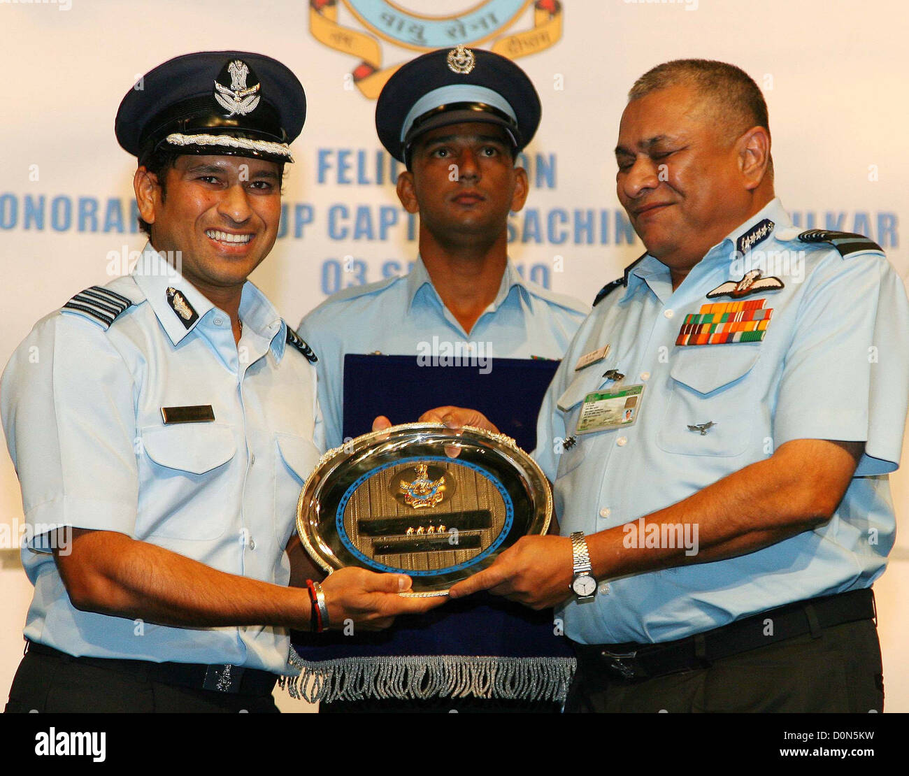 Sachin Tendulkar Honarary Rank del capitano del gruppo conferito a Cricketer Sachin Tendulkar dal capo della forza aerea indiana Air Chief Foto Stock