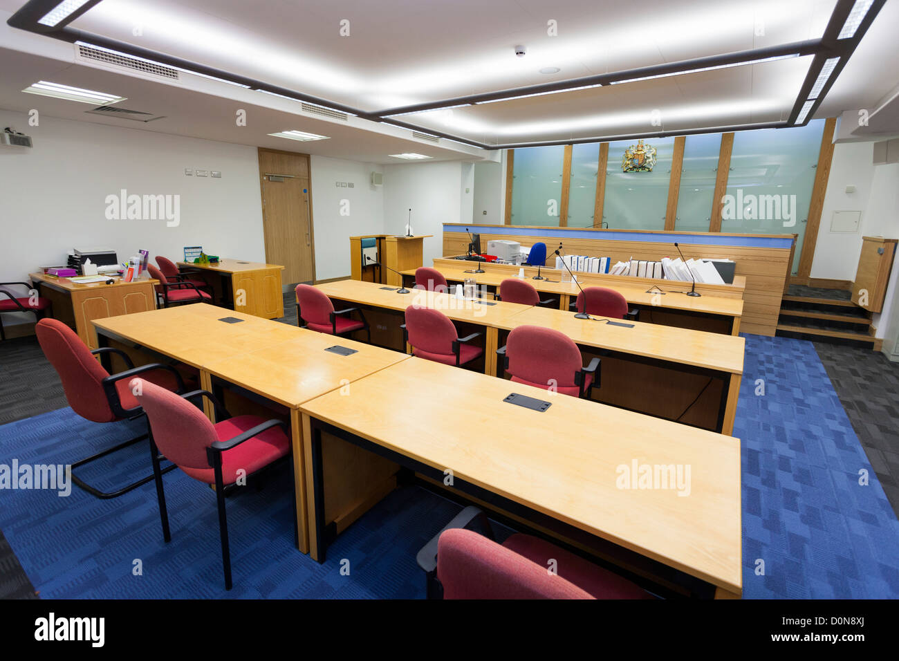 Vista interna dal lato posteriore di un tribunale non occupato il numero uno a Basingstoke Tribunali. Foto Stock