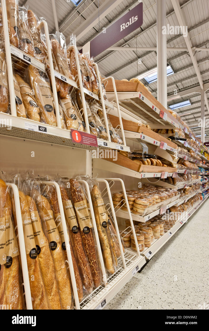 Display del pane in un supermercato Foto Stock