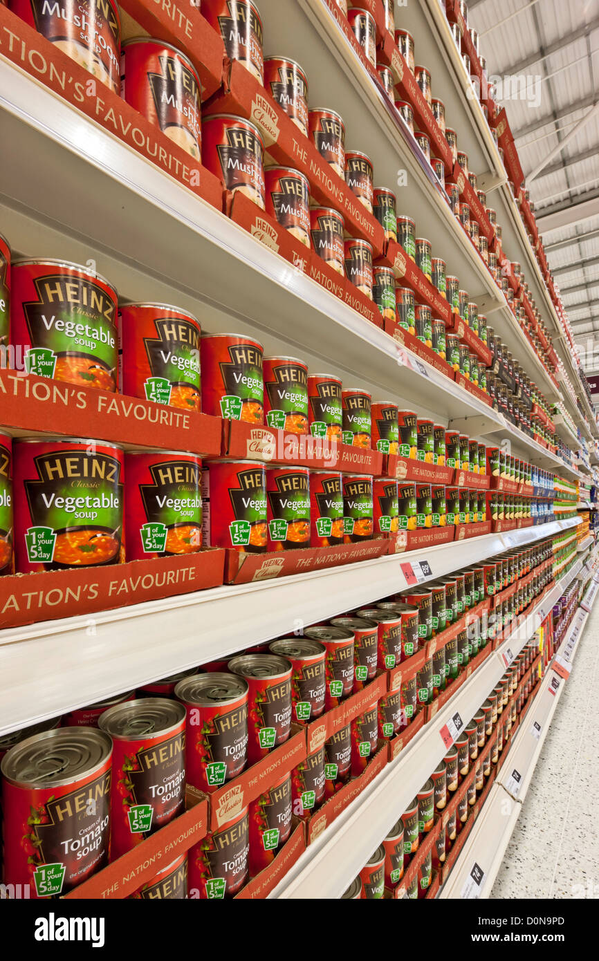 Visualizzazione delle conserve di minestra in un supermercato Foto Stock