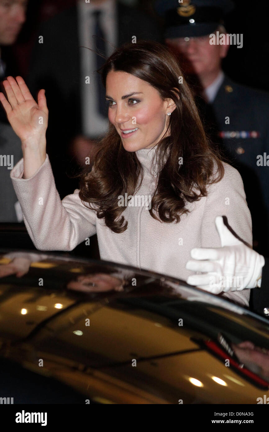 Peterborough,Cambridgeshire 28 novembre 2012 il Duca e la Duchessa di Cambridge visita ospedale della città, Peterborough,Cambridgsehire. Credito: Tim Scrivener / Alamy Live News Foto Stock