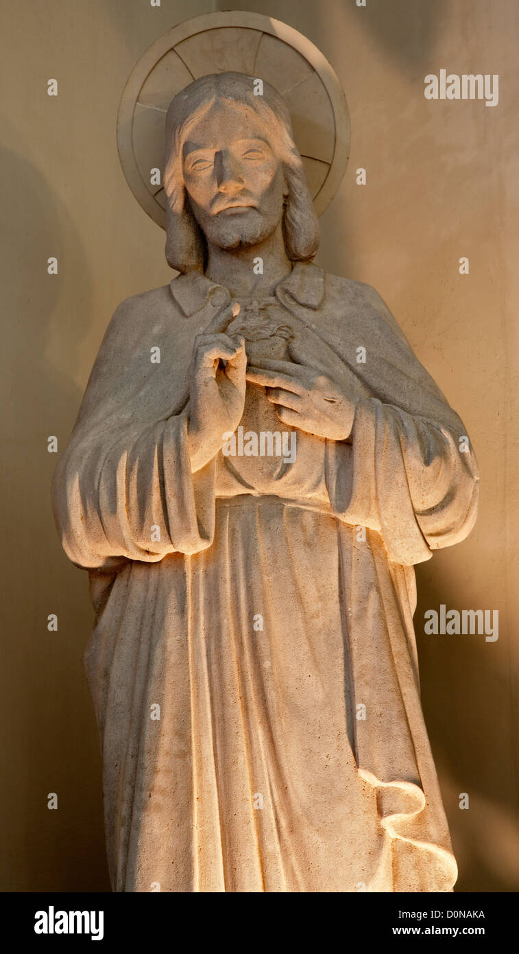 Bruxelles - 21 giugno: Statua del Cuore di Gesù Cristo di San Giovanni Battista Foto Stock