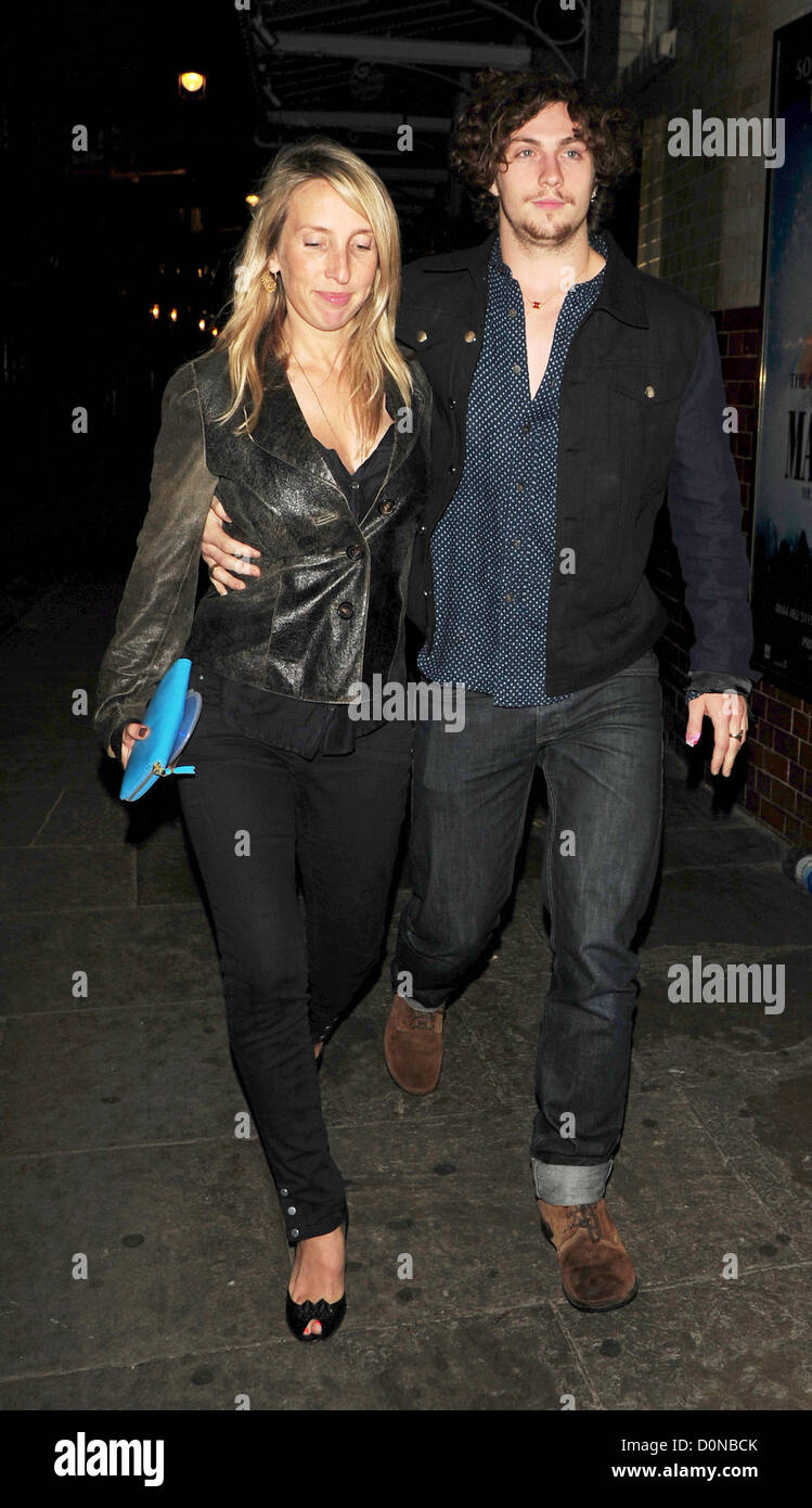 Sam Taylor-Wood e Aaron Johnson celebrità fuori J Sheekey ristorante di Londra, Inghilterra - 05.09.10 Foto Stock