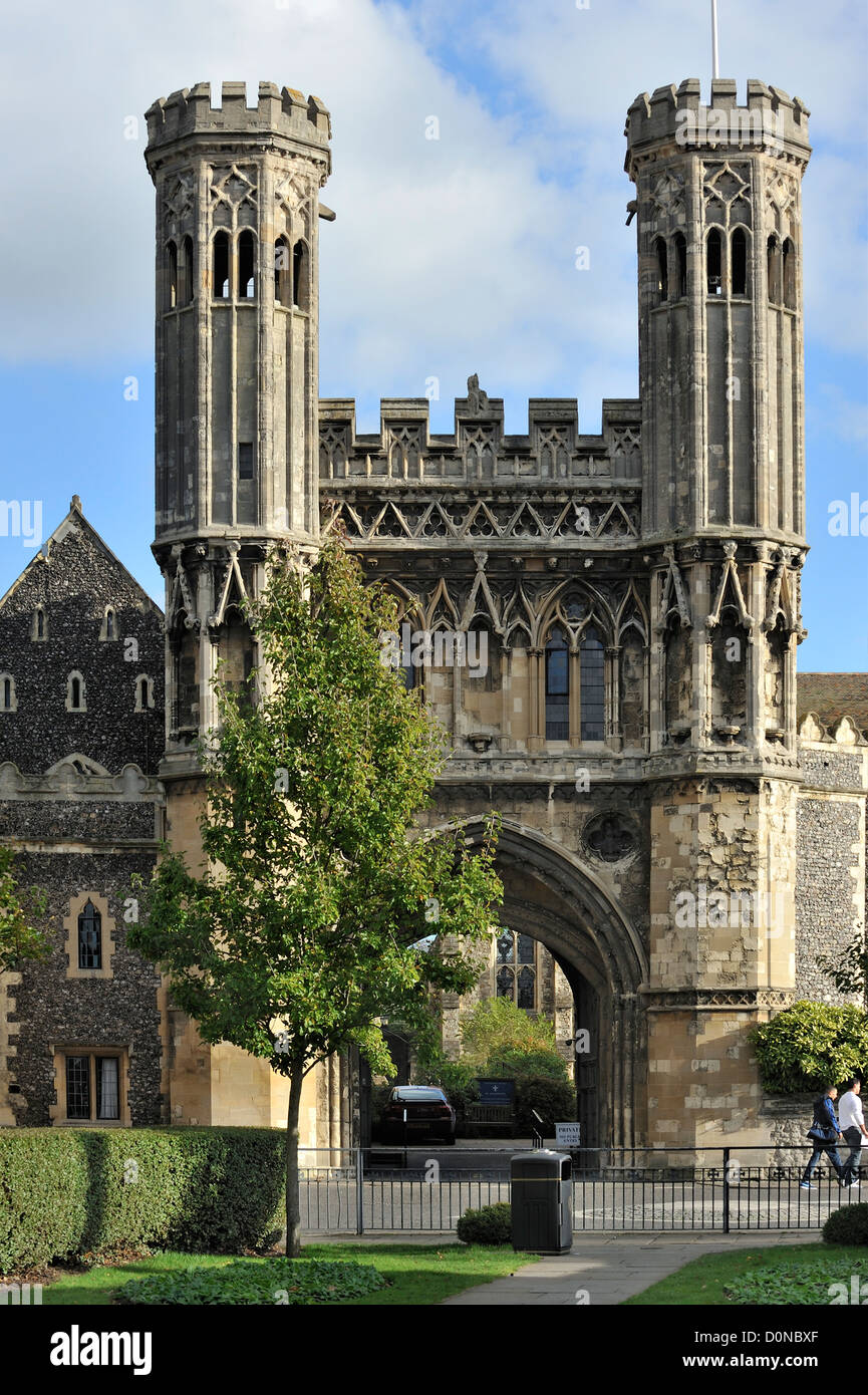 Gateway medievale per le rovine di St. Augustine's Abbey in Canterbury Kent England, Regno Unito Foto Stock