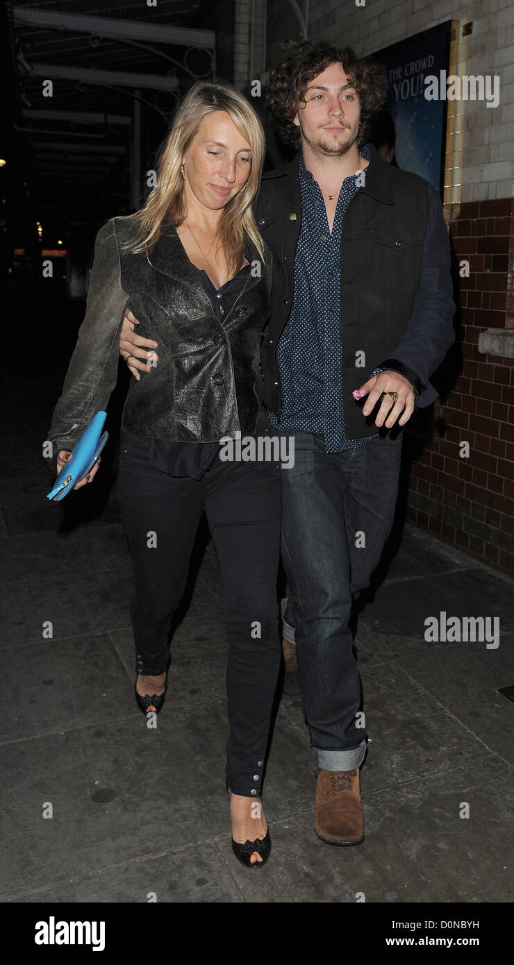 Sam Taylor-Wood e il suo fidanzato Aaron Johnson lasciando J Sheekey ristorante insieme. Londra, Inghilterra - 05.09.10 Foto Stock