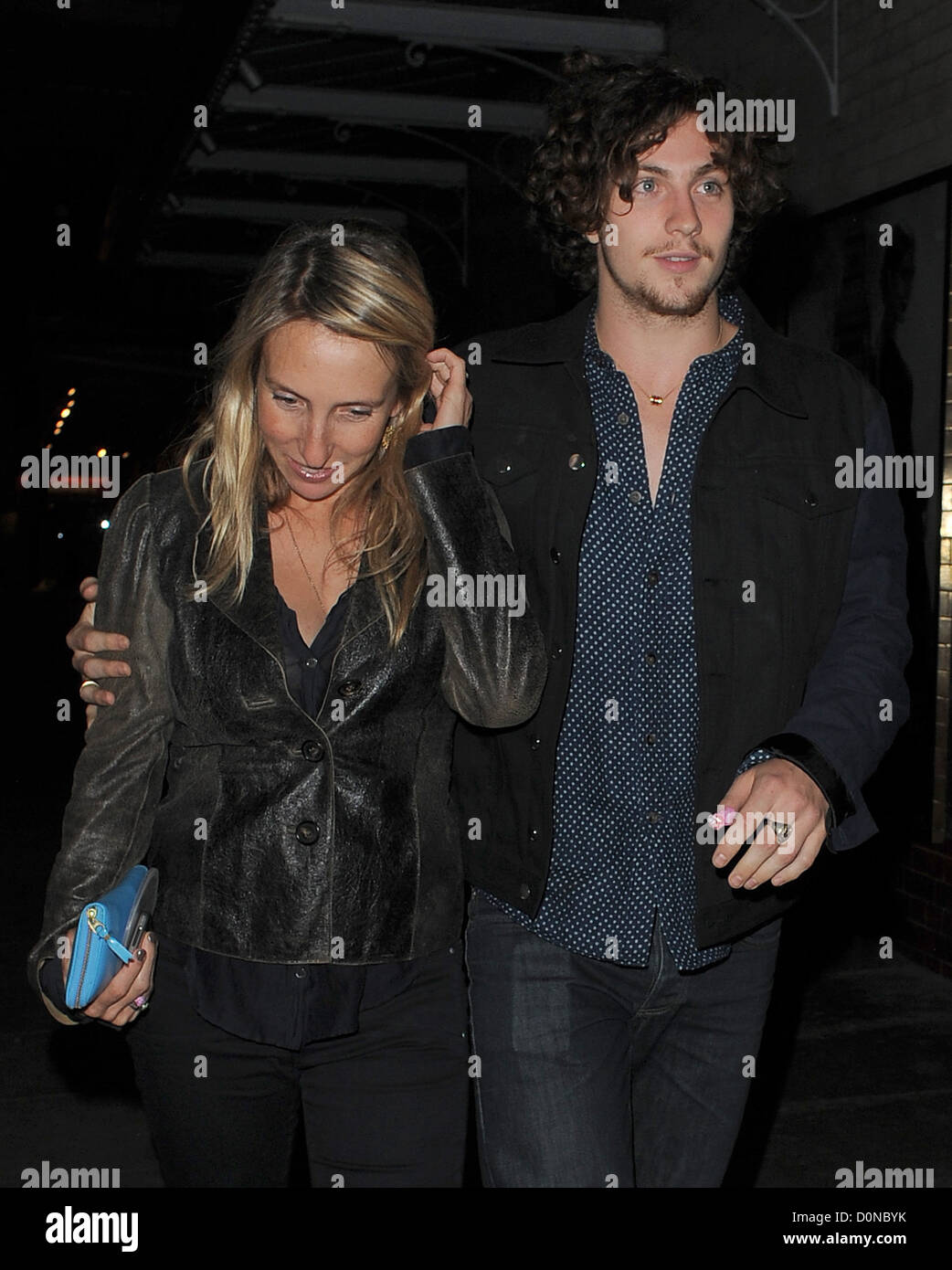 Sam Taylor-Wood e il suo fidanzato Aaron Johnson lasciando J Sheekey ristorante insieme. Londra, Inghilterra - 05.09.10 Foto Stock