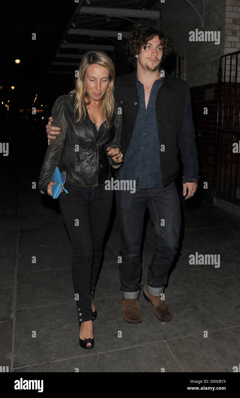 Sam Taylor-Wood e il suo fidanzato Aaron Johnson lasciando J Sheekey ristorante insieme. Londra, Inghilterra - 05.09.10 Foto Stock