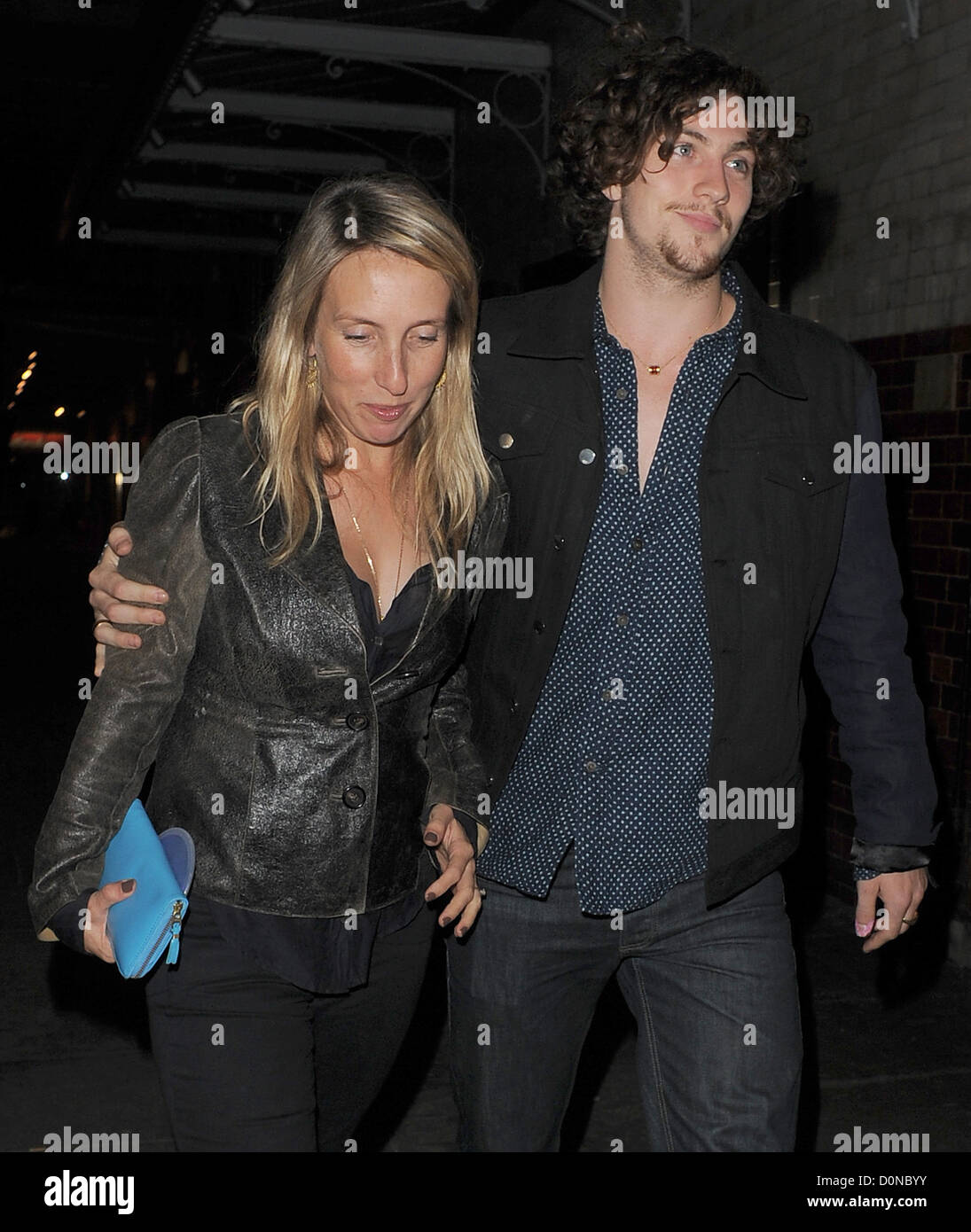 Sam Taylor-Wood e il suo fidanzato Aaron Johnson lasciando J Sheekey ristorante insieme. Londra, Inghilterra - 05.09.10 Foto Stock