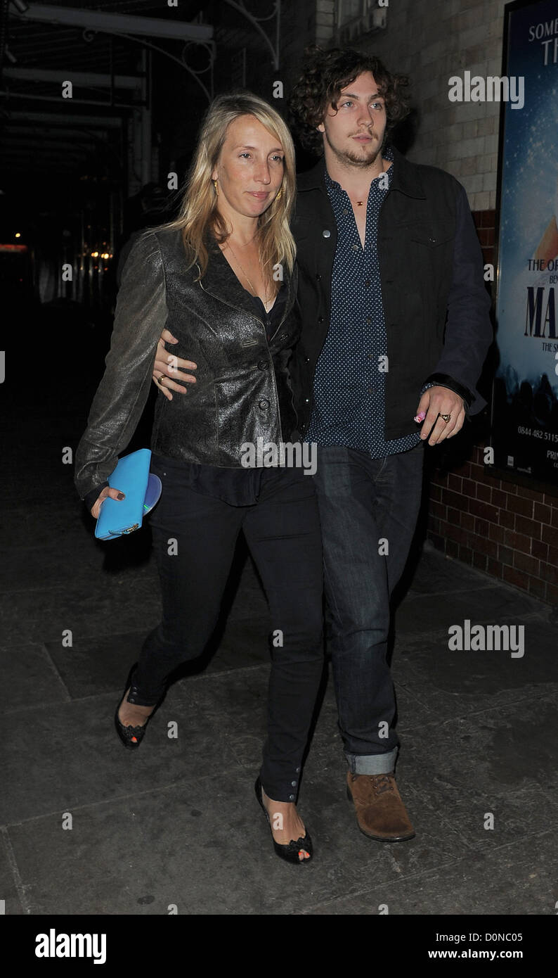 Sam Taylor-Wood e il suo fidanzato Aaron Johnson lasciando J Sheekey ristorante insieme. Londra, Inghilterra - 05.09.10 Foto Stock