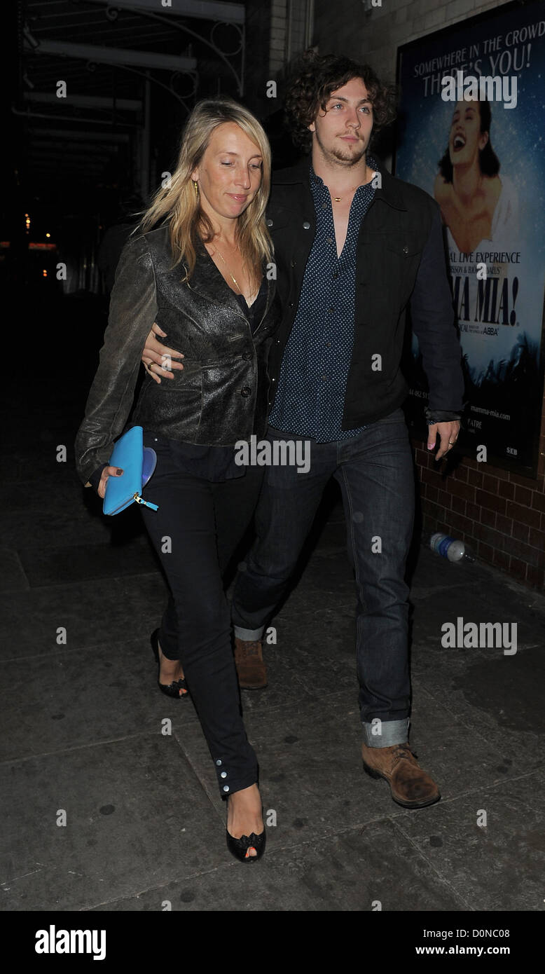 Sam Taylor-Wood e il suo fidanzato Aaron Johnson lasciando J Sheekey ristorante insieme. Londra, Inghilterra - 05.09.10 Foto Stock