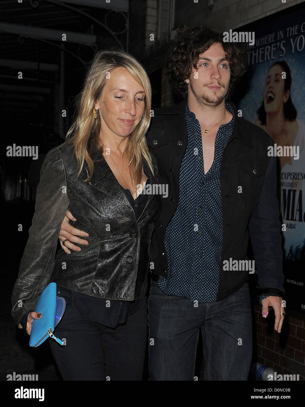 Sam Taylor-Wood e il suo fidanzato Aaron Johnson lasciando J Sheekey ristorante insieme. Londra, Inghilterra - 05.09.10 Foto Stock