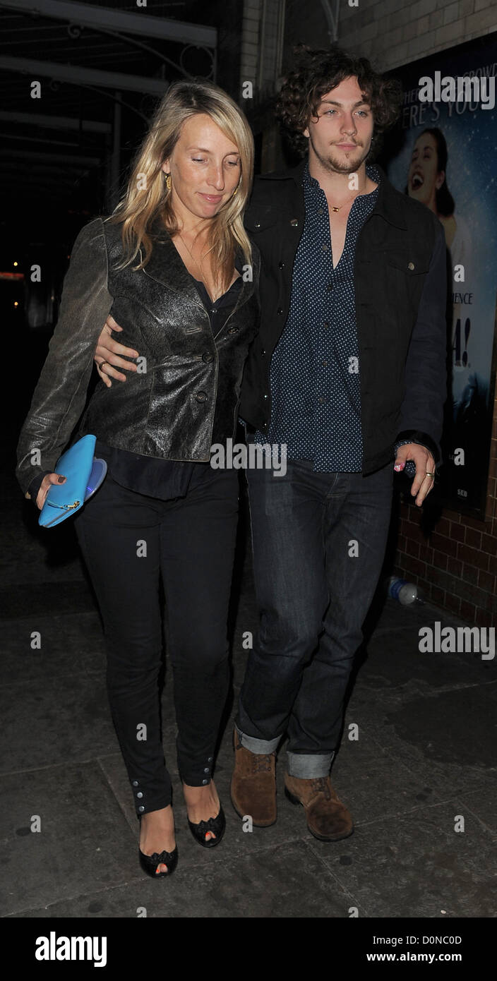 Sam Taylor-Wood e il suo fidanzato Aaron Johnson lasciando J Sheekey ristorante insieme. Londra, Inghilterra - 05.09.10 Foto Stock