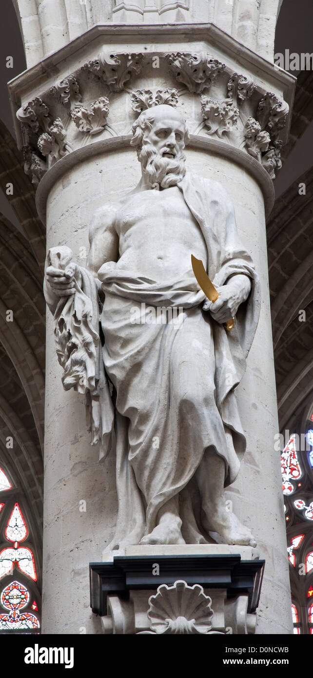Bruxelles - 22 giugno: Statua di San Simone apostolo dalla cattedrale gotica di st. Michael Foto Stock