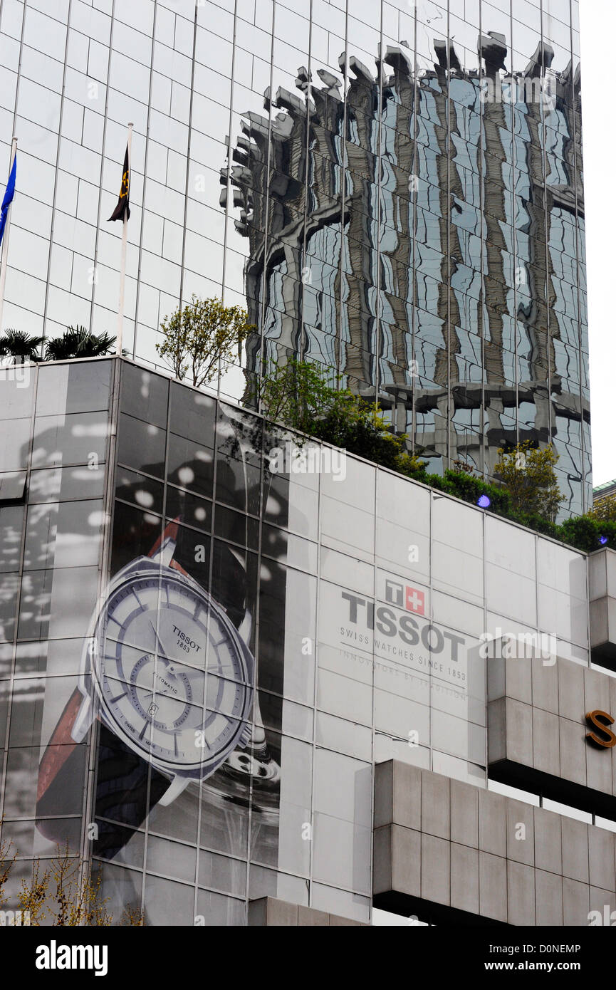 Riflessioni in edifici in vetro a Shanghai. Foto Stock