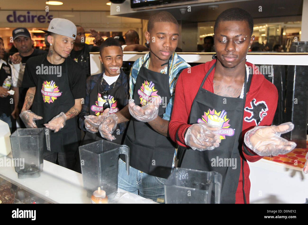 American hip hop gruppo, Cali Swag District a milioni di frappè in Westfield Mall di lanciare il loro "wagger stupido shake' Foto Stock