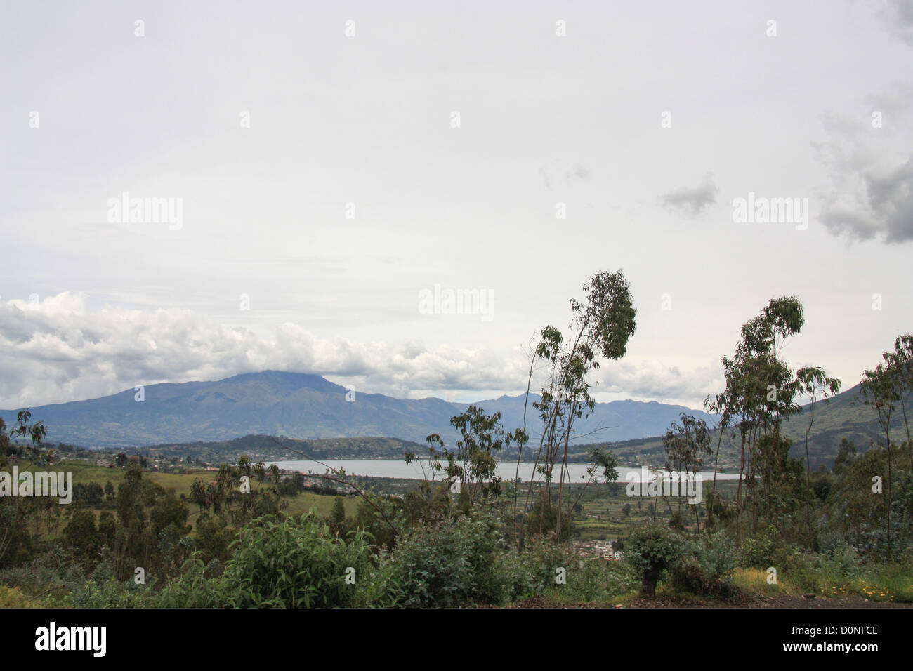 Montagne e lago di Otavalo in Ecuador Foto Stock
