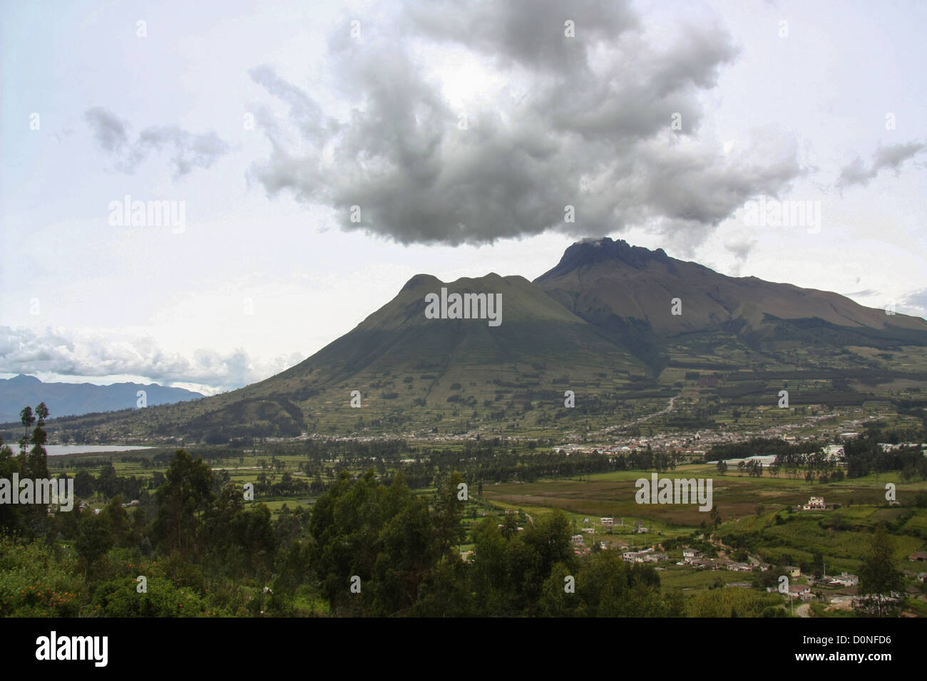 Montagne e lago di Otavalo in Ecuador Foto Stock