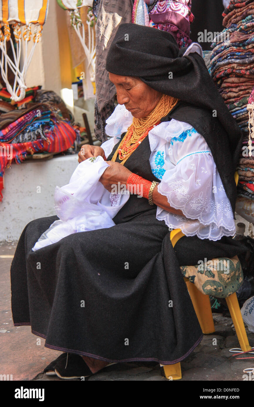 Vecchia donna artigianato sul mercato di Otavalo, Ecuador. Foto Stock