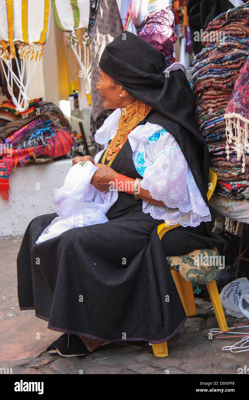 Vecchia donna artigianato sul mercato di Otavalo, Ecuador. Foto Stock