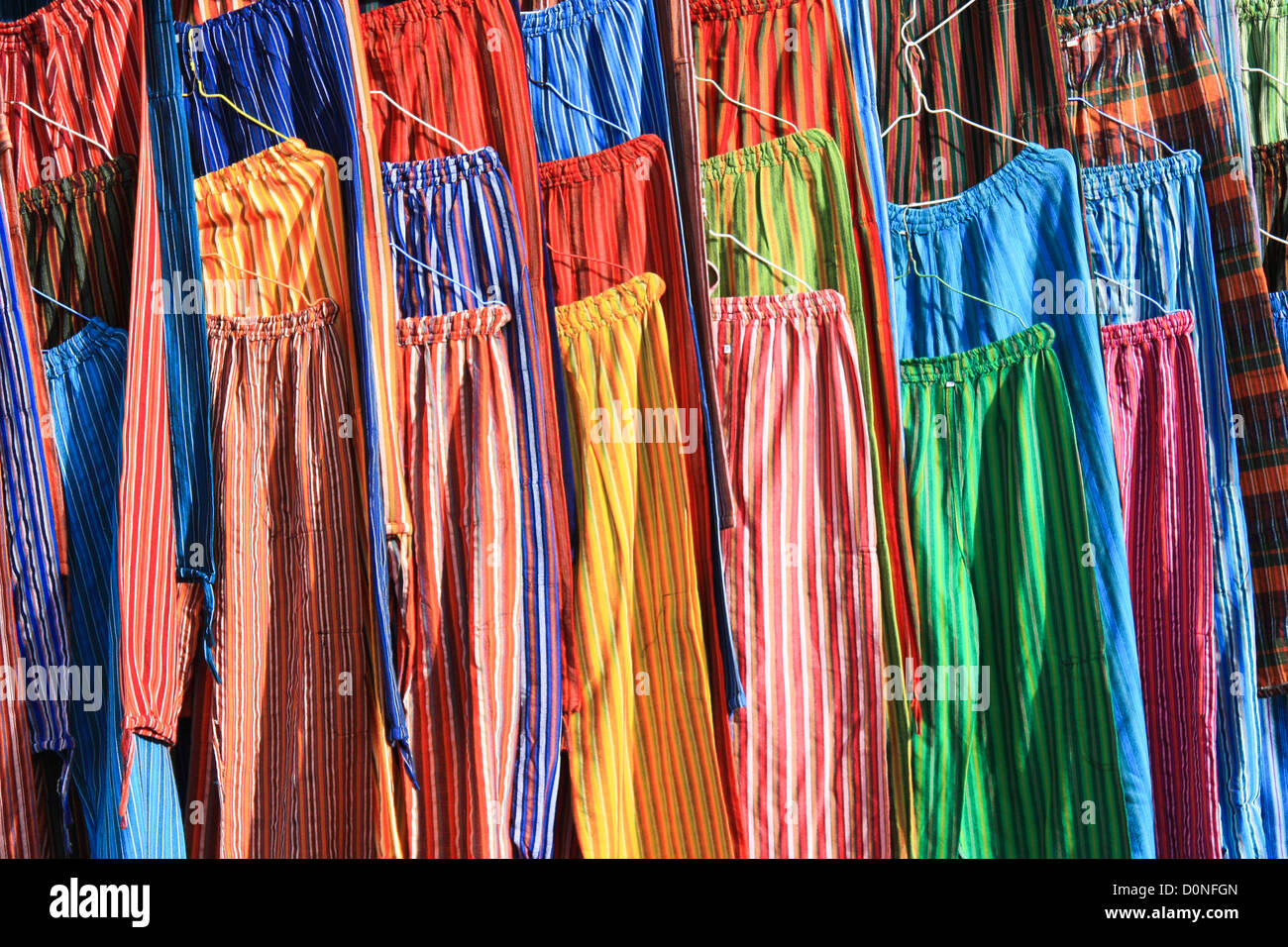 Colorfull pantaloni su un mercato di Otavalo, Ecuador Foto Stock