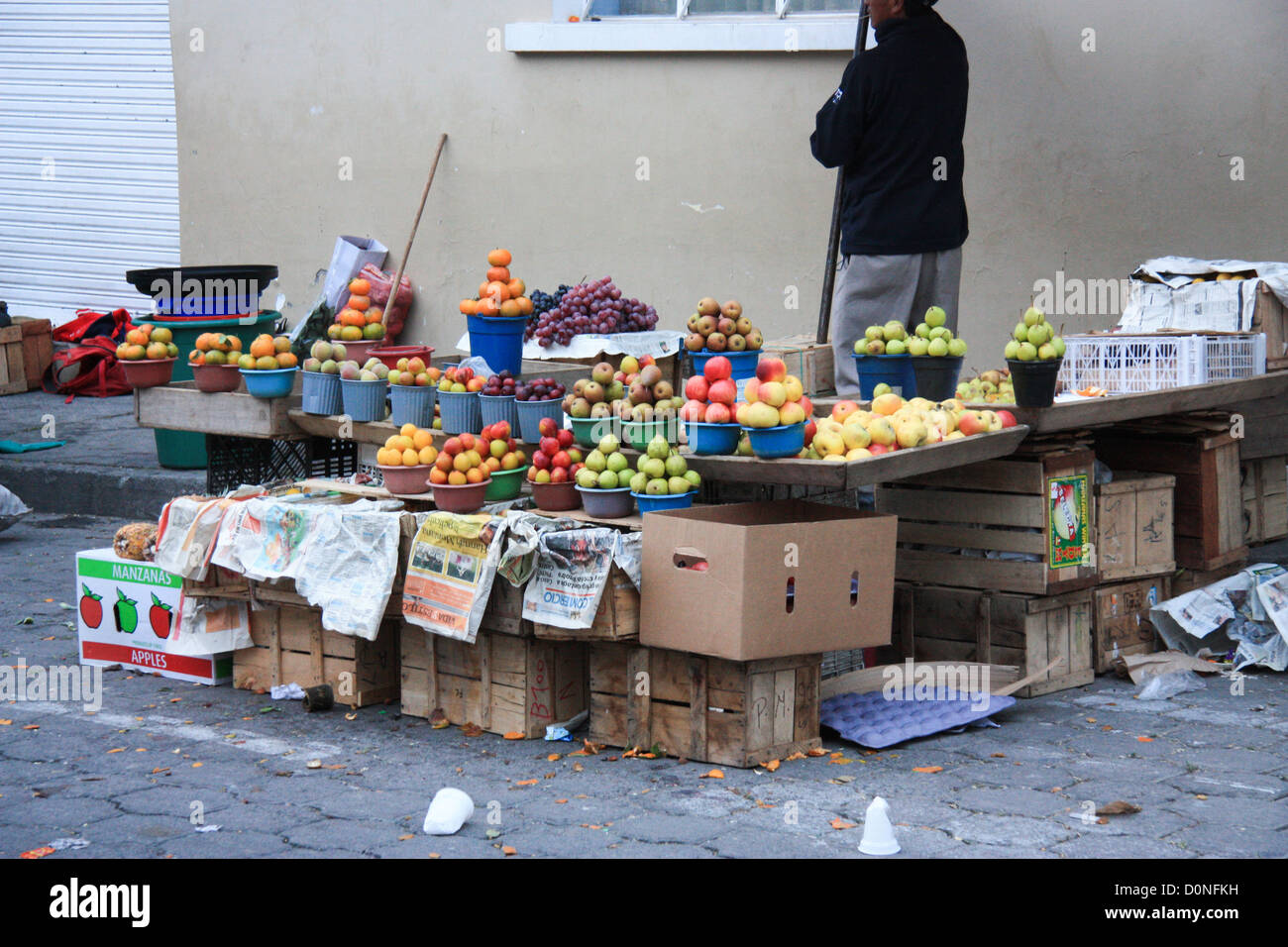 Frutti venditore su un mercato di Otavalo, Ecuador Foto Stock