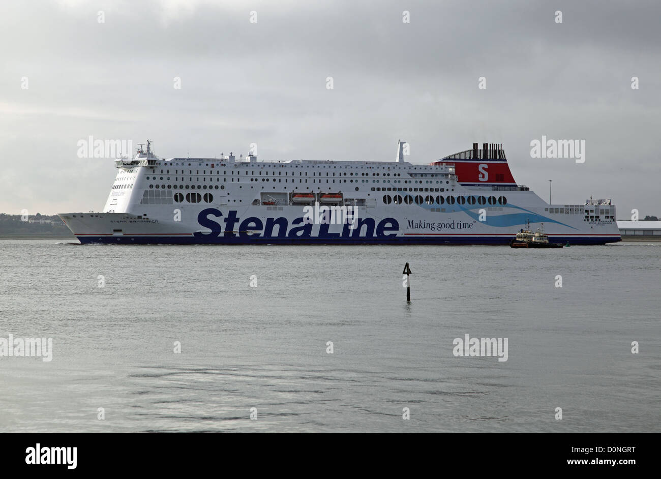 Grande traghetto roll-on/roll-off appartenenti a Stena Line lascia il Regno Unito Porto di Harwich per il gancio di Holland attraverso il Fiume Stour Foto Stock