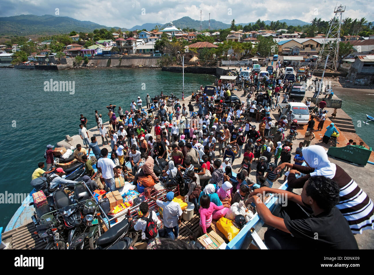 La folla in attesa a salire a bordo del traghetto per Lamalera, Lembata Isola, Indonesia orientale. Foto Stock