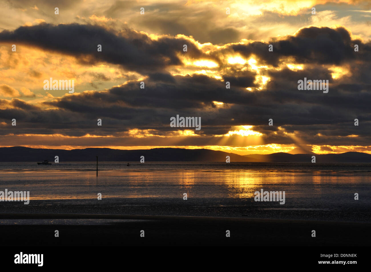 Tramonto sul mare che mostra la montagne del Galles Foto Stock