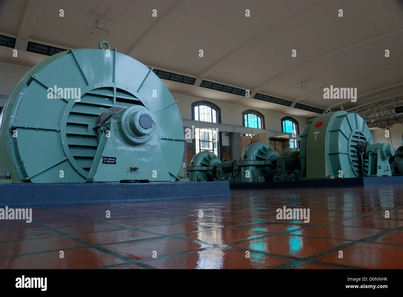 La massiccia General Electric turbopompe nella camera della pompa del r. c. harris impianto di trattamento delle acque a Toronto in Canada Foto Stock