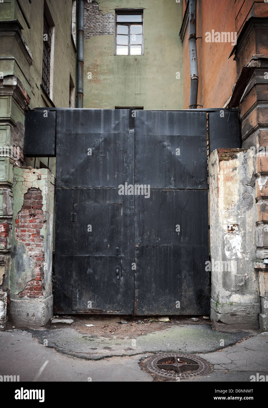 Vecchio bloccato in metallo nero cancello quadrato nella parte vecchia di San Pietroburgo, Russia Foto Stock
