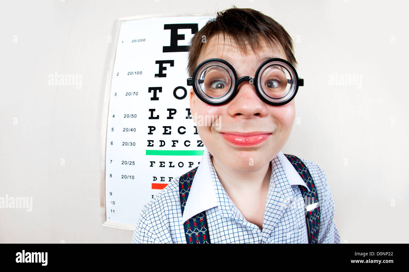 Persona che indossa occhiali in un ufficio presso il medico Foto Stock