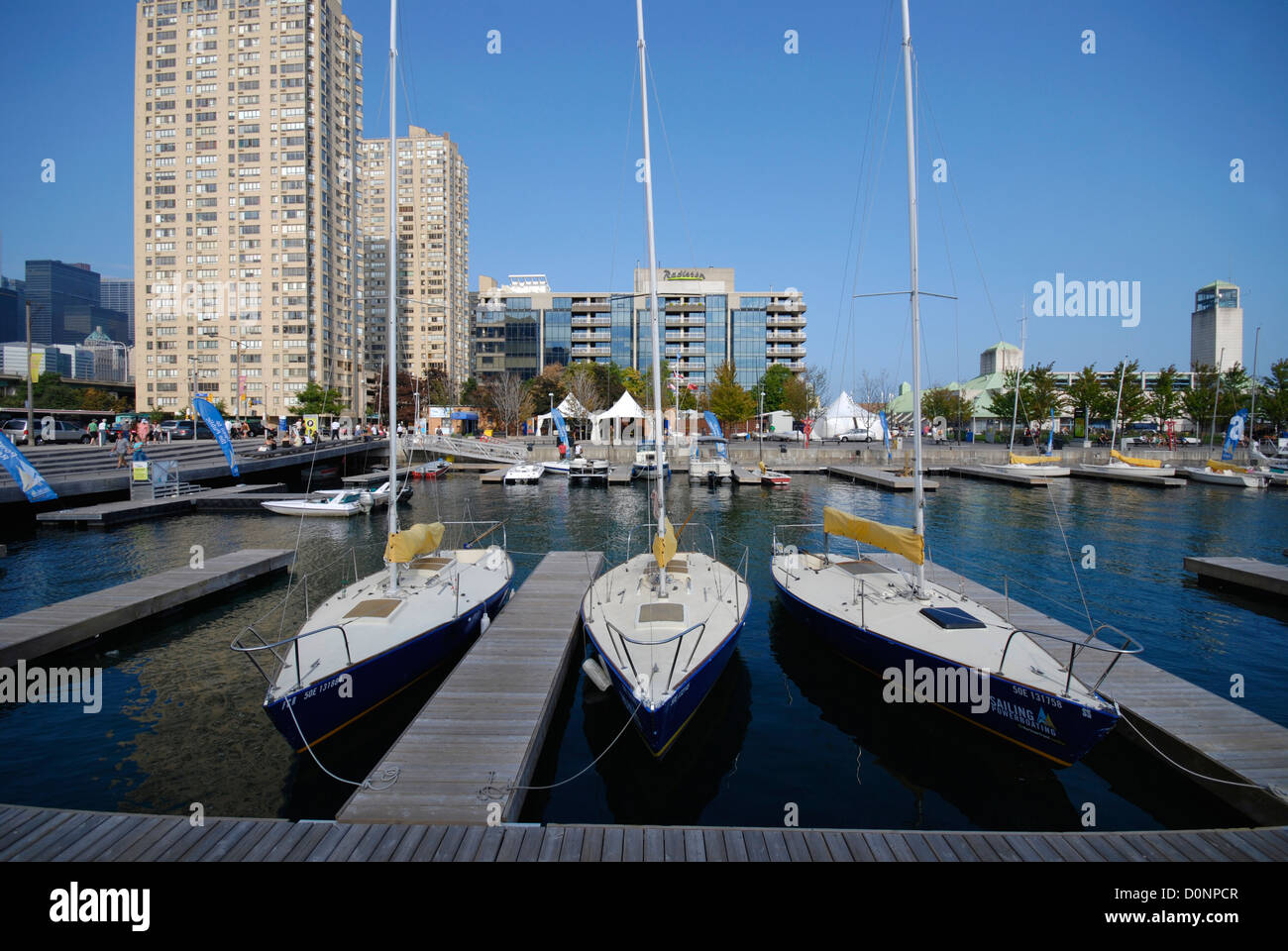 Tre barche a vela per la formazione e il noleggio ormeggiata presso l'Harbourfront Center in Toronto Ontario Canada Foto Stock