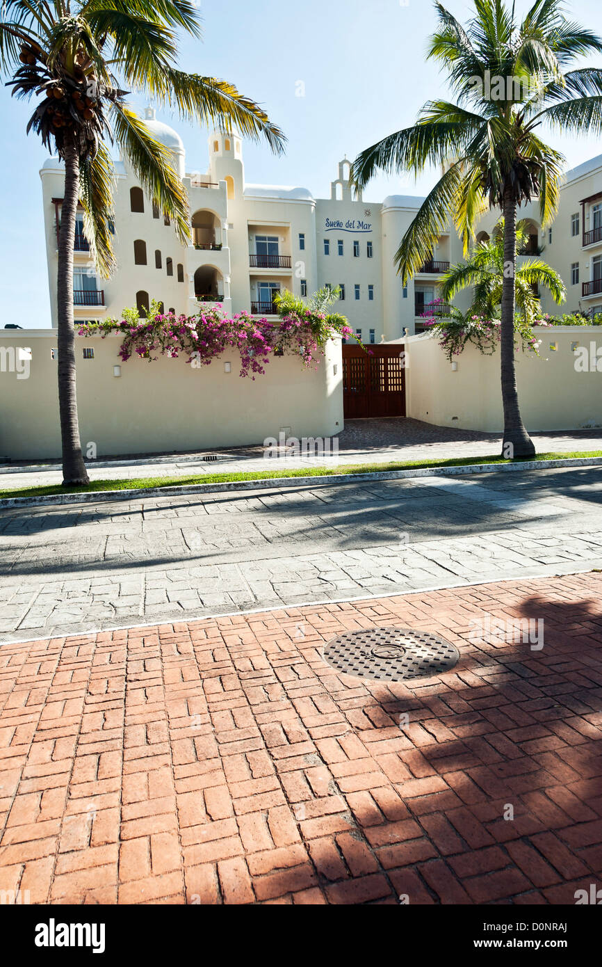 Ingresso dalla strada di multistory multipiano lussuoso condominio palazzo che si affaccia sulla spiaggia di Bahia de Chahue Huatulco Messico Foto Stock