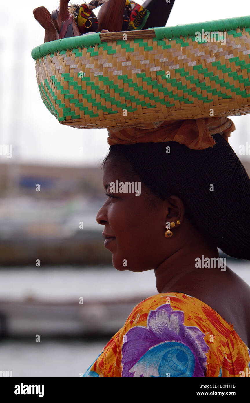 Del Capo Verde che porta la donna un cesto di souvenir sul suo capo - Isola di Sal, Capo Verde Foto Stock