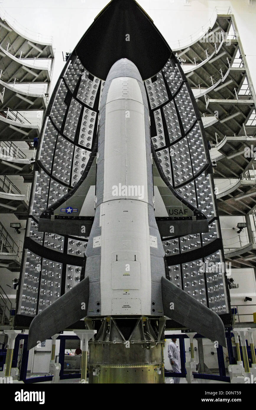 L'X-37B orbitale del veicolo di prova nella cella di incapsulamento Astrotech facility in Titusville Florida. X-37B ha lanciato il 22 aprile 2010 Foto Stock