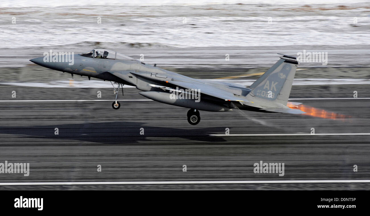 Un F-15 Eagle terza ala Elmendorf Air Force Base Alaska decolla live-fire missione di formazione su Alaskan gunnery gamma. (U.S. Foto Stock