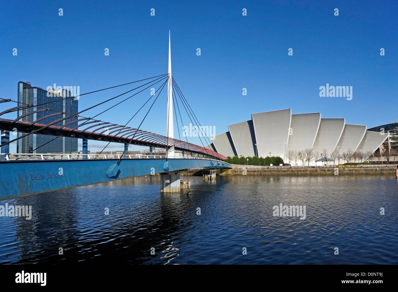 Le campane e il Ponte Clyde Auditorium (chiamato anche l'Armadillo) sul fiume Clyde a Glasgow Scozia Scotland Foto Stock