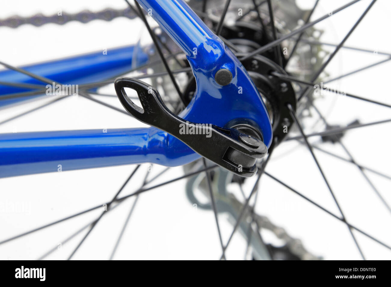 Bici da corsa ruota posteriore di bicicletta la leva di rilascio rapido del mandrino deragliatore pignoni ingranaggi di trasmissione a catena Foto Stock