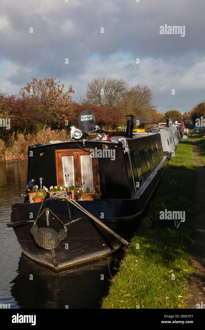 Ormeggiate imbarcazioni strette sul Ashby de la Zouch canal a Hinckley, Leicestershire, Regno Unito Foto Stock